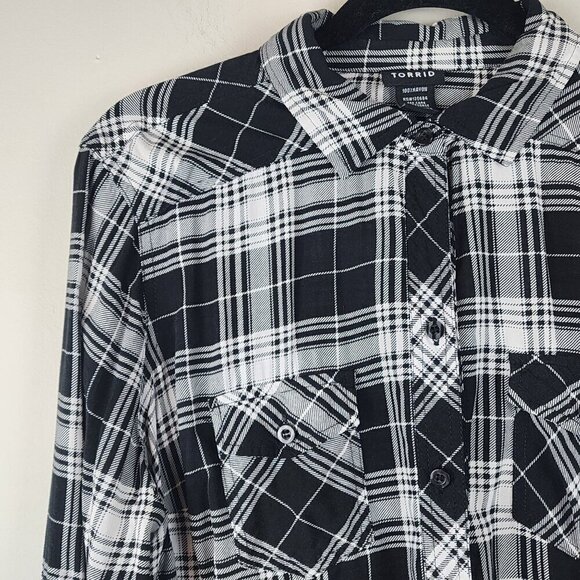 Torrid size 0 / L plaid black and white button down shirt - Picture 2 of 9